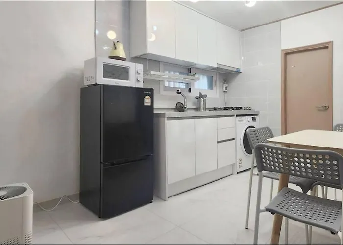 아파트 철길공원 옆, White Linen House *