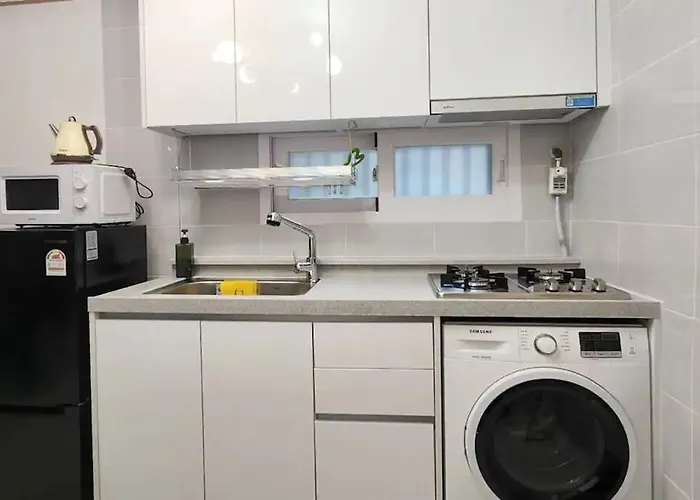 아파트 철길공원 옆, White Linen House