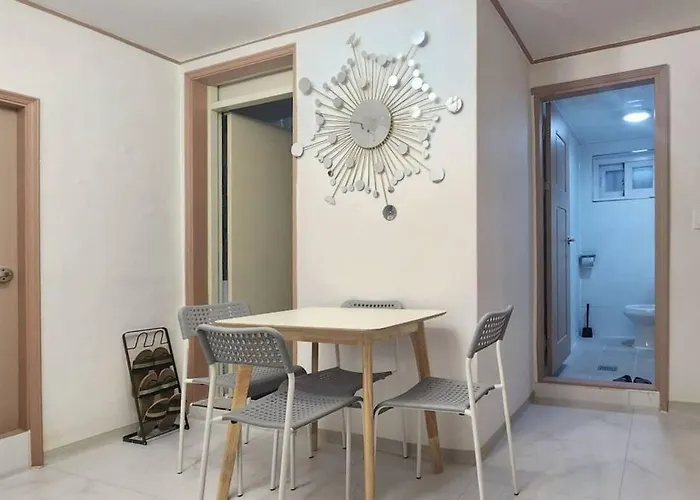 아파트 철길공원 옆, White Linen House *