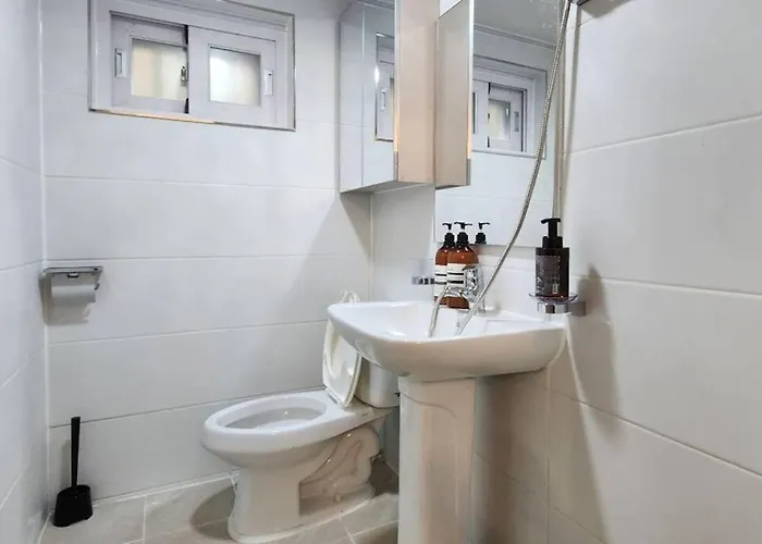 아파트 철길공원 옆, White Linen House 서울특별시