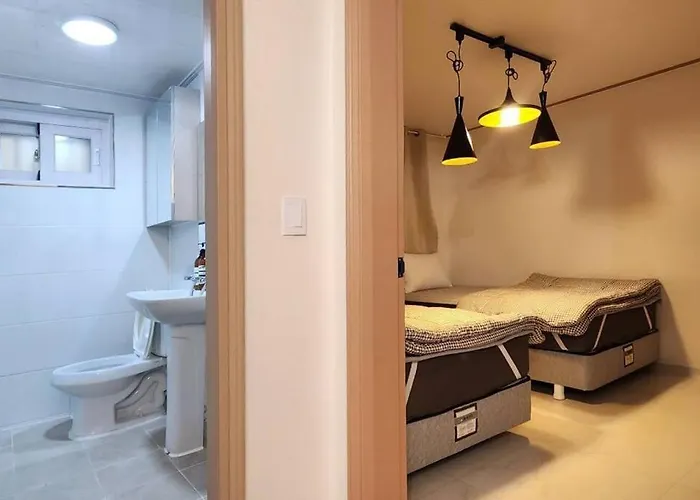 아파트 철길공원 옆, White Linen House 서울특별시