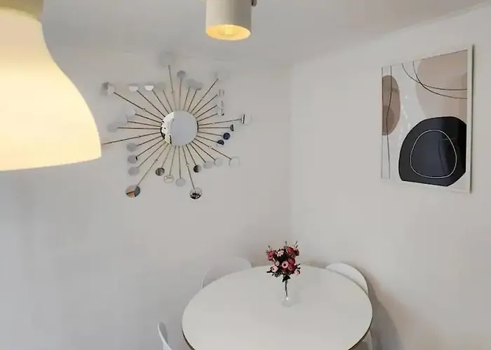 아파트 철길공원 옆, White Linen House 서울특별시