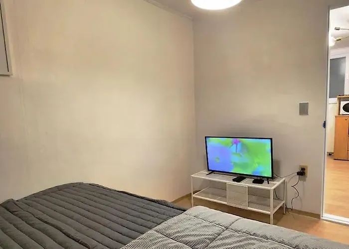 아파트 철길공원 옆, White Linen House