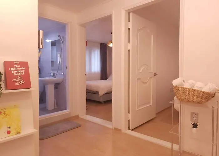 아파트 철길공원 옆, White Linen House *