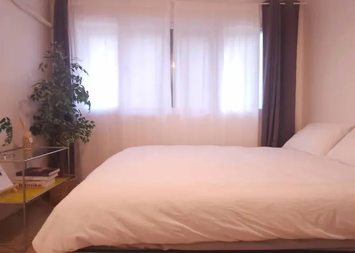 아파트 철길공원 옆, White Linen House *