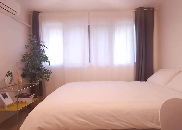 아파트 철길공원 옆, White Linen House