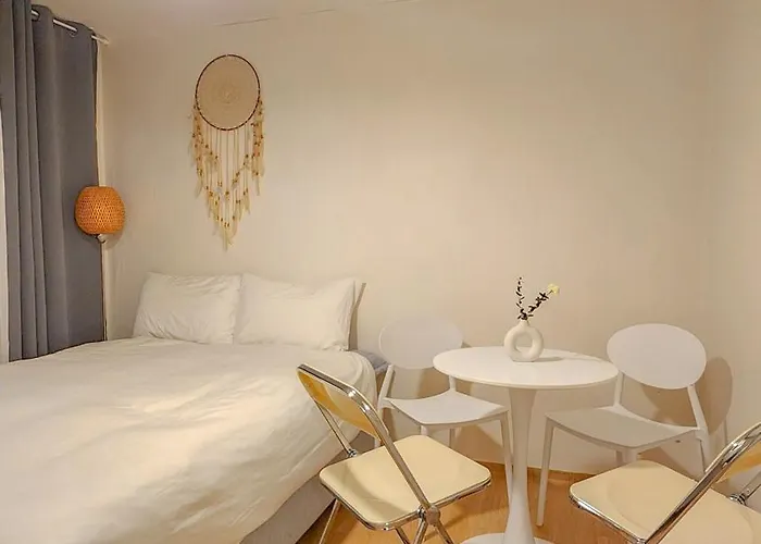 철길공원 옆, White Linen House *