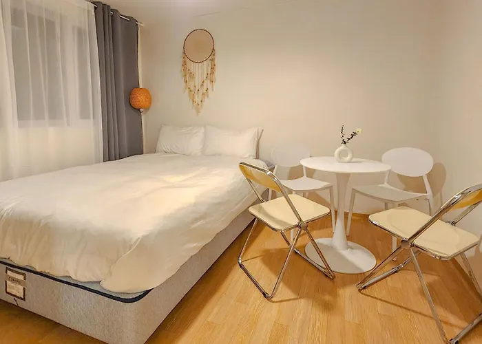 아파트 철길공원 옆, White Linen House *
