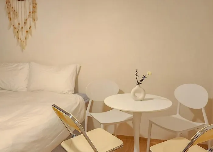 아파트 철길공원 옆, White Linen House 서울특별시