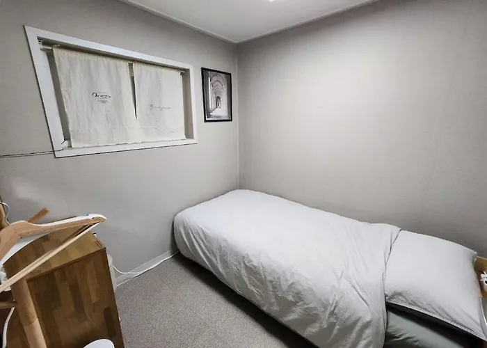아파트 철길공원 옆, White Linen House *