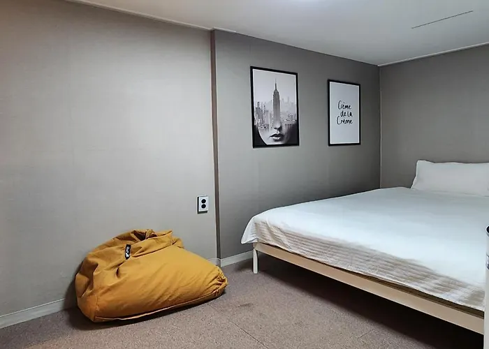 철길공원 옆, White Linen House *
