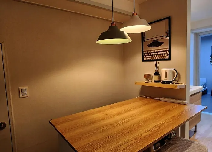 아파트 철길공원 옆, White Linen House *
