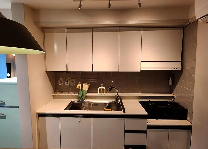 아파트 철길공원 옆, White Linen House *
