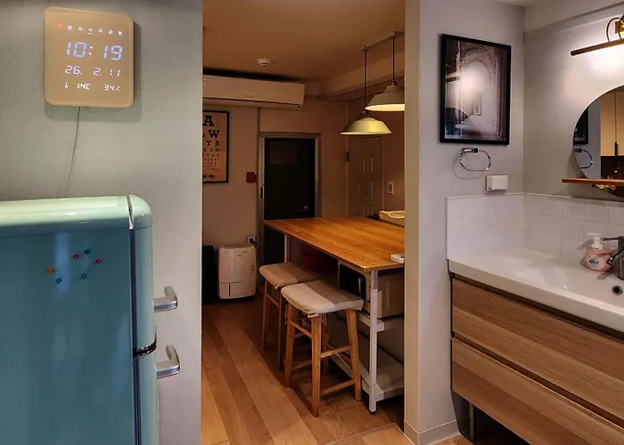 아파트 철길공원 옆, White Linen House *