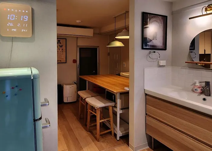 아파트 철길공원 옆, White Linen House 서울특별시
